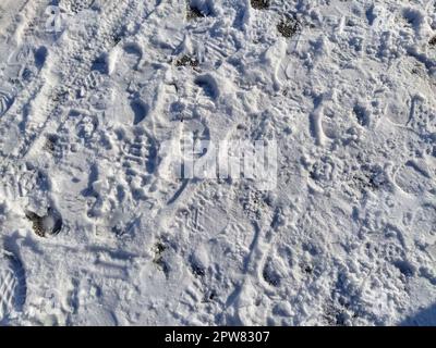 Impronte di scarponi nella neve. Molte impronte umane su una crosta bianca fresca Foto Stock