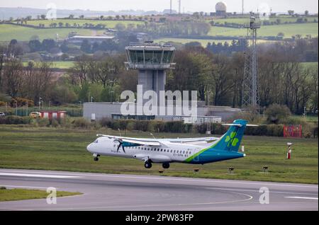 Aeroporto di Cork, Cork, Irlanda. 28th aprile 2023. Un Aer Lingus ATR-72 gestito da Emerald Airways in procinto di ritoccare il volo inaugurale di un nuovo servizio da Bristol all'Aeroporto di Cork. - Credit; David Creedon / Alamy Live News Foto Stock