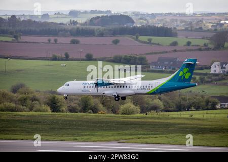 Aeroporto di Cork, Cork, Irlanda. 28th aprile 2023. Un Aer Lingus ATR-72 gestito da Emerald Airways in procinto di ritoccare il volo inaugurale di un nuovo servizio da Bristol all'Aeroporto di Cork. - Credit; David Creedon / Alamy Live News Foto Stock