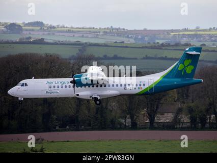 Aeroporto di Cork, Cork, Irlanda. 28th aprile 2023. Un Aer Lingus ATR-72 gestito da Emerald Airways in procinto di ritoccare il volo inaugurale di un nuovo servizio da Bristol all'Aeroporto di Cork. - Credit; David Creedon / Alamy Live News Foto Stock