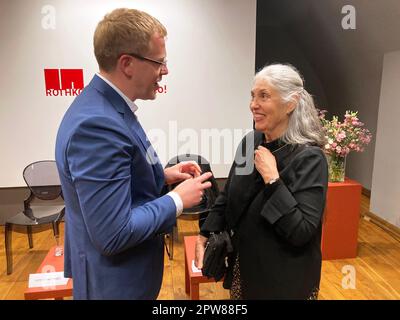 Daugavpils, Lettonia. 27th Apr, 2023. Andris Elknins (l), sindaco di Daugavpils, e Kate Rothko Prizel, figlia di Mark Rothko, parlano al Mark Rothko Art Center. Il centro d'arte che prende il nome dal pittore Mark Rothko (1903-1970) festeggia il suo decimo anniversario con una nuova mostra permanente. (A dpa: 'Nuova mostra con opere originali di Mark Rothko in Lettonia') Credit: Alexander Welscher/dpa/Alamy Live News Foto Stock