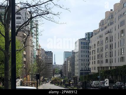 Parigi, Francia. 16th Apr, 2023. Di fronte agli edifici residenziali alla periferia della città, la gente guarda verso la Torre Eiffel. (Al dpa: 'I parigini sono attratti nelle province - l'ufficio domestico permette il trasferimento alla campagna') accreditamento: Michael Evers/dpa/Alamy Live News Foto Stock