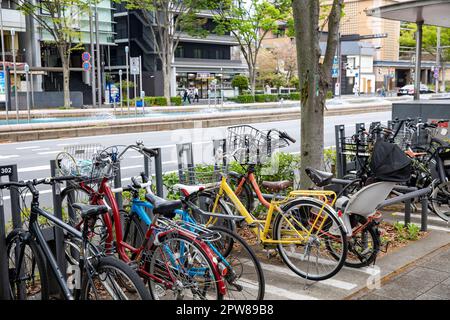 Parcheggio per biciclette accanto a una stazione della metropolitana a Kyoto, Giappone, Asia Foto Stock