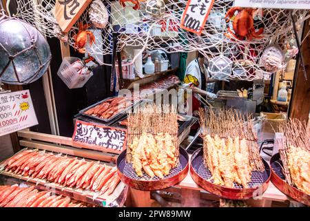 Kyoto Giappone, bancarella di Street food nel mercato al coperto Nishiki, spiedini e kebab, cibo giapponese, Asia, 2023 Foto Stock