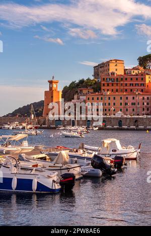 Rio Marina, Isola d'Elba, Italia - 20 settembre 2021 paesaggio urbano e porto di Rio Marina con chiesa di San Rocco Foto Stock