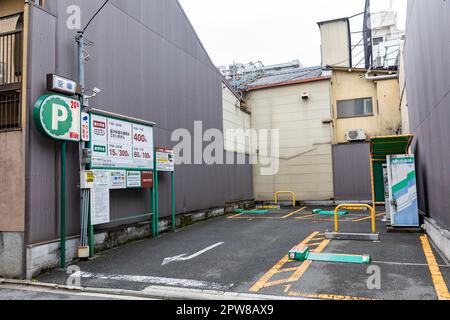 Kyoto Giappone Aprile 2023 , piccolo parcheggio senza veicoli nel centro di Kyoto con sistema di pagamento automatizzato, Giappone, Asia Foto Stock