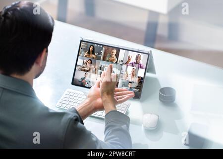 Apprendimento della lingua dei segni non udenti in videoconferenza su laptop Foto Stock