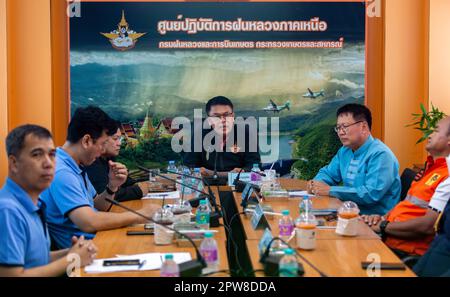 Il Direttore Generale del Dipartimento della Royal Rainmaking and Agricultural Aviation, Supit Pitaktham (C), parla durante un incontro che riassume i risultati delle Royal Rainmaking Operations, missione per alleviare la foschia, gli incendi boschivi e i problemi di polvere nella regione settentrionale presso il Northern Royal Rainmaking Operation Center di Chiang mai. Nel nord della Thailandia i problemi di polvere sono stati risolti dopo che il Dipartimento di Royal Rainmaking e Aviazione agricola ha mobilitato le forze e le attrezzature, ha lanciato le operazioni, volare e spruzzare acqua per alleviare i problemi di polvere e fumo, e fare la pioggia reale. Foto Stock