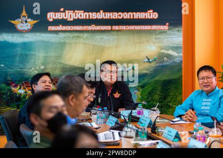 Il Direttore Generale del Dipartimento della Royal Rainmaking and Agricultural Aviation, Supit Pitaktham (C), parla durante un incontro che riassume i risultati delle Royal Rainmaking Operations, missione per alleviare la foschia, gli incendi boschivi e i problemi di polvere nella regione settentrionale presso il Northern Royal Rainmaking Operation Center di Chiang mai. Nel nord della Thailandia i problemi di polvere sono stati risolti dopo che il Dipartimento di Royal Rainmaking e Aviazione agricola ha mobilitato le forze e le attrezzature, ha lanciato le operazioni, volare e spruzzare acqua per alleviare i problemi di polvere e fumo, e fare la pioggia reale. Foto Stock