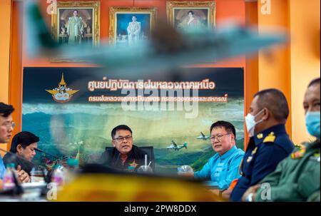 Il Direttore Generale del Dipartimento della Royal Rainmaking and Agricultural Aviation, Supit Pitaktham (C), parla durante un incontro che riassume i risultati delle Royal Rainmaking Operations, missione per alleviare la foschia, gli incendi boschivi e i problemi di polvere nella regione settentrionale presso il Northern Royal Rainmaking Operation Center di Chiang mai. Nel nord della Thailandia i problemi di polvere sono stati risolti dopo che il Dipartimento di Royal Rainmaking e Aviazione agricola ha mobilitato le forze e le attrezzature, ha lanciato le operazioni, volare e spruzzare acqua per alleviare i problemi di polvere e fumo, e fare la pioggia reale. Foto Stock