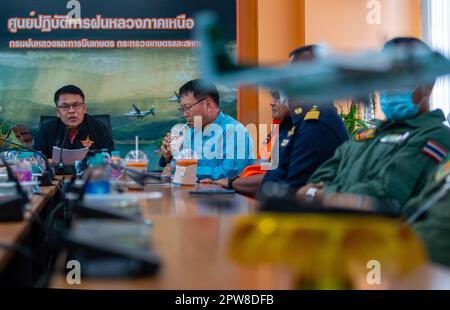 Il Direttore Generale del Dipartimento di Royal Rainmaking and Agricultural Aviation Supit Pitaktham (L), parla durante una riunione che riassume i risultati delle operazioni reali di Rainmaking, missione per alleviare la foschia, incendi boschivi e problemi di polvere nella regione settentrionale presso il Northern Royal Rainmaking Operation Center a Chiang mai. Nel nord della Thailandia i problemi di polvere sono stati risolti dopo che il Dipartimento di Royal Rainmaking e Aviazione agricola ha mobilitato le forze e le attrezzature, ha lanciato le operazioni, volare e spruzzare acqua per alleviare i problemi di polvere e fumo, e fare la pioggia reale. (Foto di Pongmanat Tasi Foto Stock