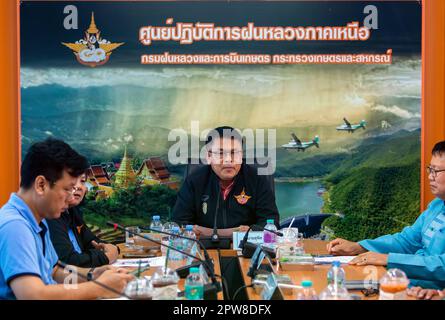 Il Direttore Generale del Dipartimento della Royal Rainmaking and Agricultural Aviation, Supit Pitaktham (C), parla durante un incontro che riassume i risultati delle Royal Rainmaking Operations, missione per alleviare la foschia, gli incendi boschivi e i problemi di polvere nella regione settentrionale presso il Northern Royal Rainmaking Operation Center di Chiang mai. Nel nord della Thailandia i problemi di polvere sono stati risolti dopo che il Dipartimento di Royal Rainmaking e Aviazione agricola ha mobilitato le forze e le attrezzature, ha lanciato le operazioni, volare e spruzzare acqua per alleviare i problemi di polvere e fumo, e fare la pioggia reale. (Foto di Pongmanat Tas Foto Stock