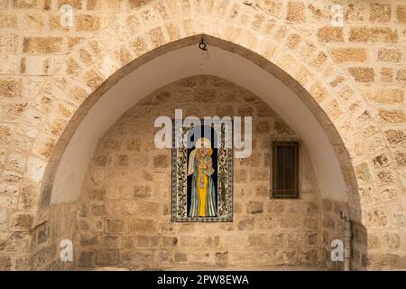 Gerusalemme, Israele - 12th novembre 2022: Un'immagine armeno di Maria e Gesù bambino, posta su un muro nel quartiere armeno, Gerusalemme, ISR Foto Stock