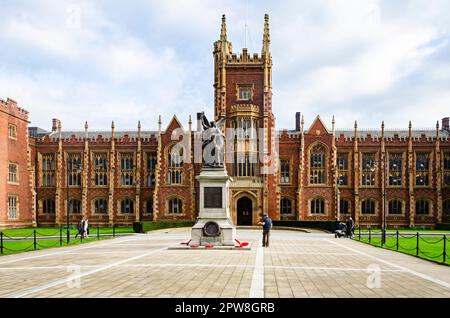 Belfast, County Down, Irlanda del Nord, novembre 13 2022 - famoso edificio principale della Queens University Belfast Foto Stock