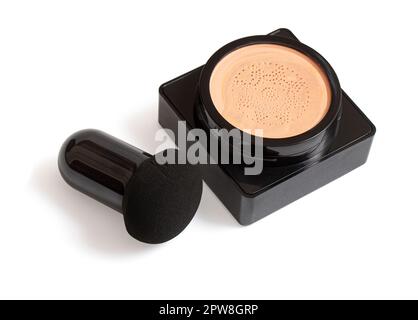 Polvere cosmetica per il viso, polvere compatta con soffio, isolata su fondo bianco con percorso di ritaglio Foto Stock