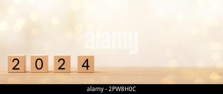 2024 su tavolo di legno. 2024 anno nuovo. Blocchi di legno 2024 su sfondo grigio neutro. Inizia il nuovo anno 2024 con il piano degli obiettivi, il concetto degli obiettivi, il piano d'azione, str Foto Stock