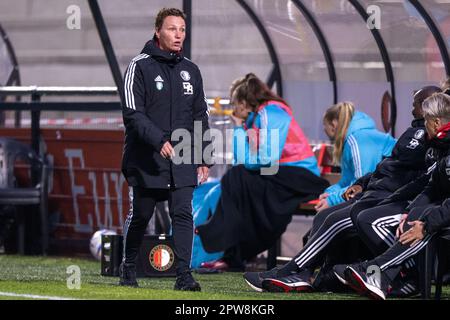 Rotterdam, Paesi Bassi. 28th Apr, 2023. ROTTERDAM, PAESI BASSI - 28 APRILE: Headcoach Jessica Torny di Feyenoord, delusione durante la partita olandese di Eredivie delle donne azere tra Feyenoord e Pec Zwolle a New Varkenoord il 28 aprile 2023 a Rotterdam, Paesi Bassi (Foto di Kees Kuijt/Orange Pictures) Credit: Orange Pics BV/Alamy Live News Foto Stock