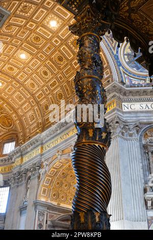 Colonna di bronzo ritorta del Baldacchino di Bernini, ornata da rametti di olivo nella Basilica di San Pietro, Vaticano, Roma, Italia. Foto Stock