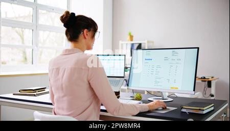 Utilizzo del foglio di calcolo della fattura aziendale su computer Monitor Foto Stock