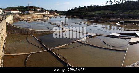 Fonte da Bica Salt Flats, aka Salinas de Rio Maior, sistema di compartimenti di acque basse e grondaie per l'estrazione del sale, colpo panoramico, Portogallo Foto Stock