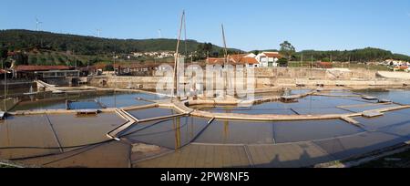 Fonte da Bica Salt Flats, aka Salinas de Rio Maior, sistema di compartimenti di acque basse e grondaie per l'estrazione del sale, colpo panoramico, Portogallo Foto Stock