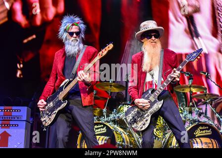 Indio, California, 28 aprile 2023- ZZ Top Performing sul palco al festival di musica country Stagecoach. Photo Credit: Ken Howard/ Alamy Live News Foto Stock