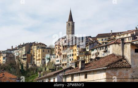 La splendida città di Belluno nel cuore delle Dolomiti italiane Foto Stock