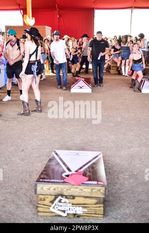 Indio, California, 28 aprile, 2023- partecipanti al festival di musica country Stagecoach che gioca a cornhole. Photo Credit: Ken Howard/ Alamy Live News Foto Stock