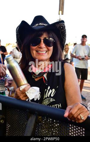 Indio, California, 28 aprile 2023- Concert goers al festival di musica country Stagecoach. Photo Credit: Ken Howard/ Alamy Live News Foto Stock