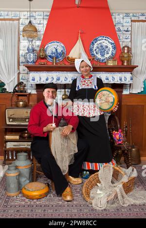 I Paesi Bassi, Volendam, coppia che ha la loro foto scattando in costume tradizionale al souvenirshop. Foto Stock