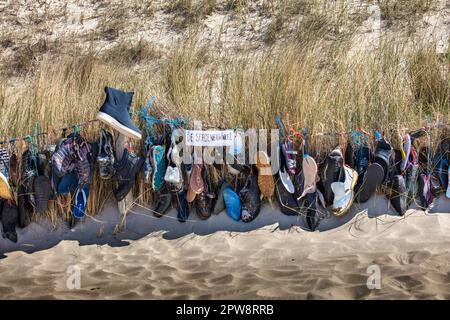 Paesi Bassi. Petten. Il 'Muro della vergogna' di Petten è una galleria all'aperto, ideata da Arnold Gronert. Raccoglie tutti i rifiuti su circa 8 km di Foto Stock