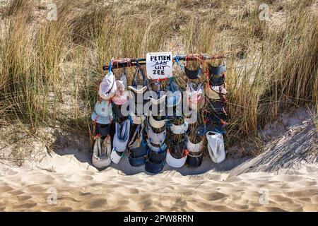 Paesi Bassi. Petten. Il 'Muro della vergogna' di Petten è una galleria all'aperto, ideata da Arnold Gronert. Raccoglie tutti i rifiuti su circa 8 km di Foto Stock