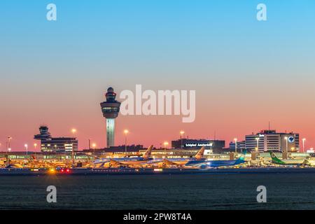 Paesi Bassi, Haarlemmermeer, aeroporto Schiphol di Amsterdam, KLM, crepuscolo, crepuscolo. Torre di controllo. Foto Stock