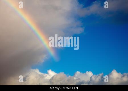 I Paesi Bassi, Õs-Graveland, nuvole. Arcobaleno. Foto Stock