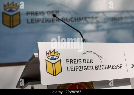 Lipsia, Germania. 27th Apr, 2023. Un cartello con la scritta "Leipzig Book Fair Prize" è appeso a un leggio prima della cerimonia di premiazione. Il premio è assegnato in tre categorie: Romanzo, scrittura e traduzione di non fiction/saggio, e viene con un totale di 60.000 euro in denaro premio. Credit: Jan Woitas/dpa/Alamy Live News Foto Stock