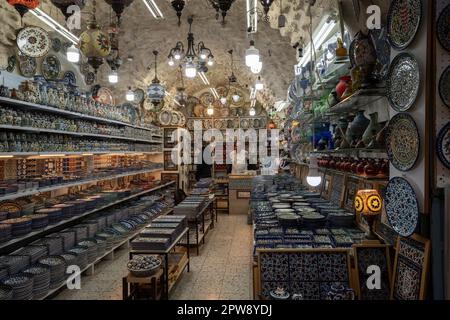 Gerusalemme, Israele - 12th novembre 2022: Un negozio di ceramica armena nel mercato arabo nella città vecchia di Gerusalemme, Israele. Foto Stock