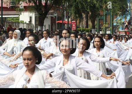 Surakarta, Indonesia. 29th Apr, 2023. La gente partecipa a un evento che segna la Giornata Internazionale della Danza a Surakarta, Giava Centrale, Indonesia, 29 aprile 2023. Credit: Bram Selo/Xinhua/Alamy Live News Foto Stock