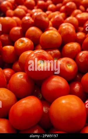 Mucchio grande di pomodori in un deposito Foto Stock