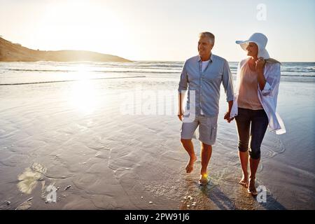 Ovunque tu vada, vai con tutto il cuore. una coppia matura trascorre la giornata in spiaggia. Foto Stock