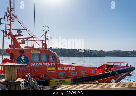 Portocolom, Spagna; aprile 23 2023: Nave marittima di salvataggio nel porto della città maiorchina di Portocolom, isola di Maiorca, Spagna Foto Stock