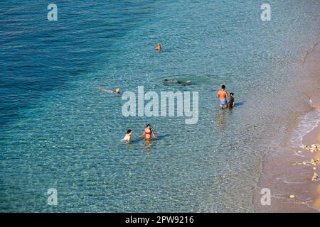 Dubrovnik, Croazia. 30th ago, 2022. Persone viste nel Mare Adriatico a Dubrovnik. (Foto di Karol Serewis/SOPA Images/Sipa USA) Credit: Sipa USA/Alamy Live News Foto Stock