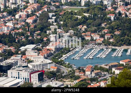 Dubrovnik, Croazia. 30th ago, 2022. Una vista panoramica del porto turistico di Dubrovnik. (Foto di Karol Serewis/SOPA Images/Sipa USA) Credit: Sipa USA/Alamy Live News Foto Stock