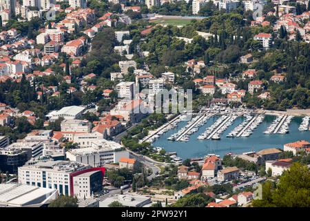 Dubrovnik, Dubrovnik-Neretva, Croazia. 30th ago, 2022. Una vista panoramica del porto turistico di Dubrovnik. (Credit Image: © Karol Serewis/SOPA Images via ZUMA Press Wire) SOLO PER USO EDITORIALE! Non per USO commerciale! Foto Stock