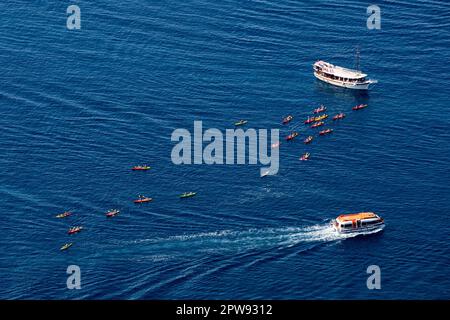 Dubrovnik, Dubrovnik-Neretva, Croazia. 30th ago, 2022. Le barche passeggeri e le persone in kayak sono viste vicino all'ingresso del Porto Vecchio di Dubrovnik nella Città Vecchia di Dubrovnik.la Città Vecchia di Dubrovnik è situata sulla costa dalmata, È diventata un'importante potenza marina mediterranea dal 13th° secolo in poi ed è ora al centro di un importante programma di restauro coordinato dall'UNESCO. (Credit Image: © Karol Serewis/SOPA Images via ZUMA Press Wire) SOLO PER USO EDITORIALE! Non per USO commerciale! Foto Stock
