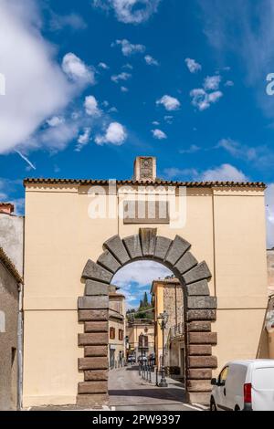 La porta d'ingresso al centro storico di Bolsena, in via porta Romana Foto Stock