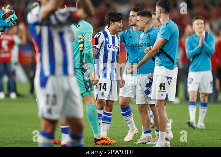 Pamplona, Spagna. 28th Apr, 2023. Takefusa Kubo (Sociedad) Calcio : Kubo festeggia con i giocatori di squadra dopo aver vinto la partita spagnola 'la Liga Santander' tra CA Osasuna 0-2 Real Sociedad all'Estadio El Sadar di Pamplona, Spagna . Credit: Mutsu Kawamori/AFLO/Alamy Live News Foto Stock