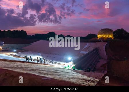 Auroville, India - 22nd settembre 2022: Lavori di scavo nel Parco dell'unità per creare un lago artificiale. Foto Stock
