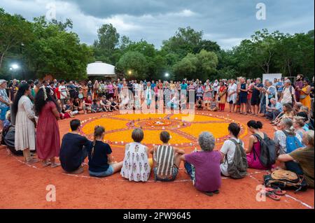 Auroville, India - 16th luglio 2022: Comunità Potluck e la condivisione sociale a sostegno dei gruppi di lavoro dell'Assemblea dei residenti. Foto Stock