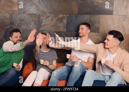 I dipendenti dell'ufficio si uniscono in una sala ricreativa al lavoro Foto Stock