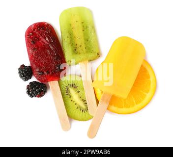 Deliziosi ghiaccioli e frutta fresca su sfondo bianco, vista dall'alto Foto Stock